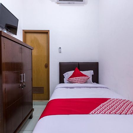 Oyo 1082 Kost Arie 1 Hotel Джакарта Екстериор снимка