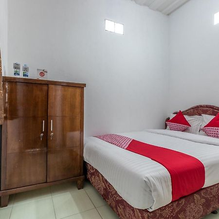 Oyo 1082 Kost Arie 1 Hotel Джакарта Екстериор снимка