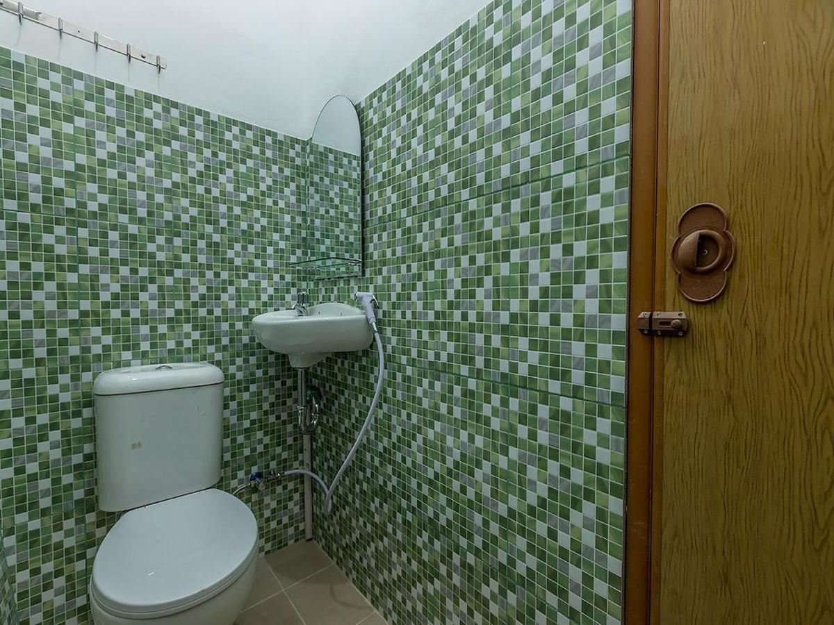 Oyo 1082 Kost Arie 1 Hotel Джакарта Екстериор снимка