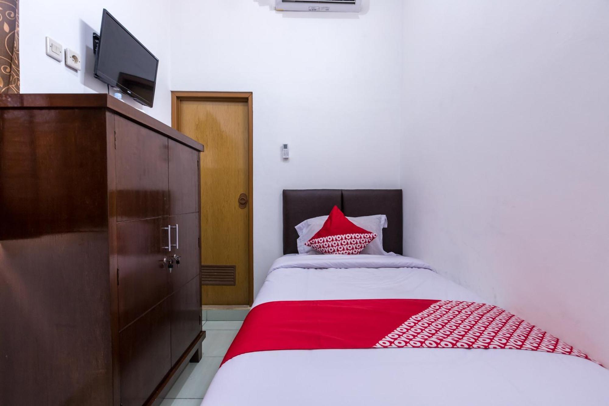 Oyo 1082 Kost Arie 1 Hotel Джакарта Екстериор снимка
