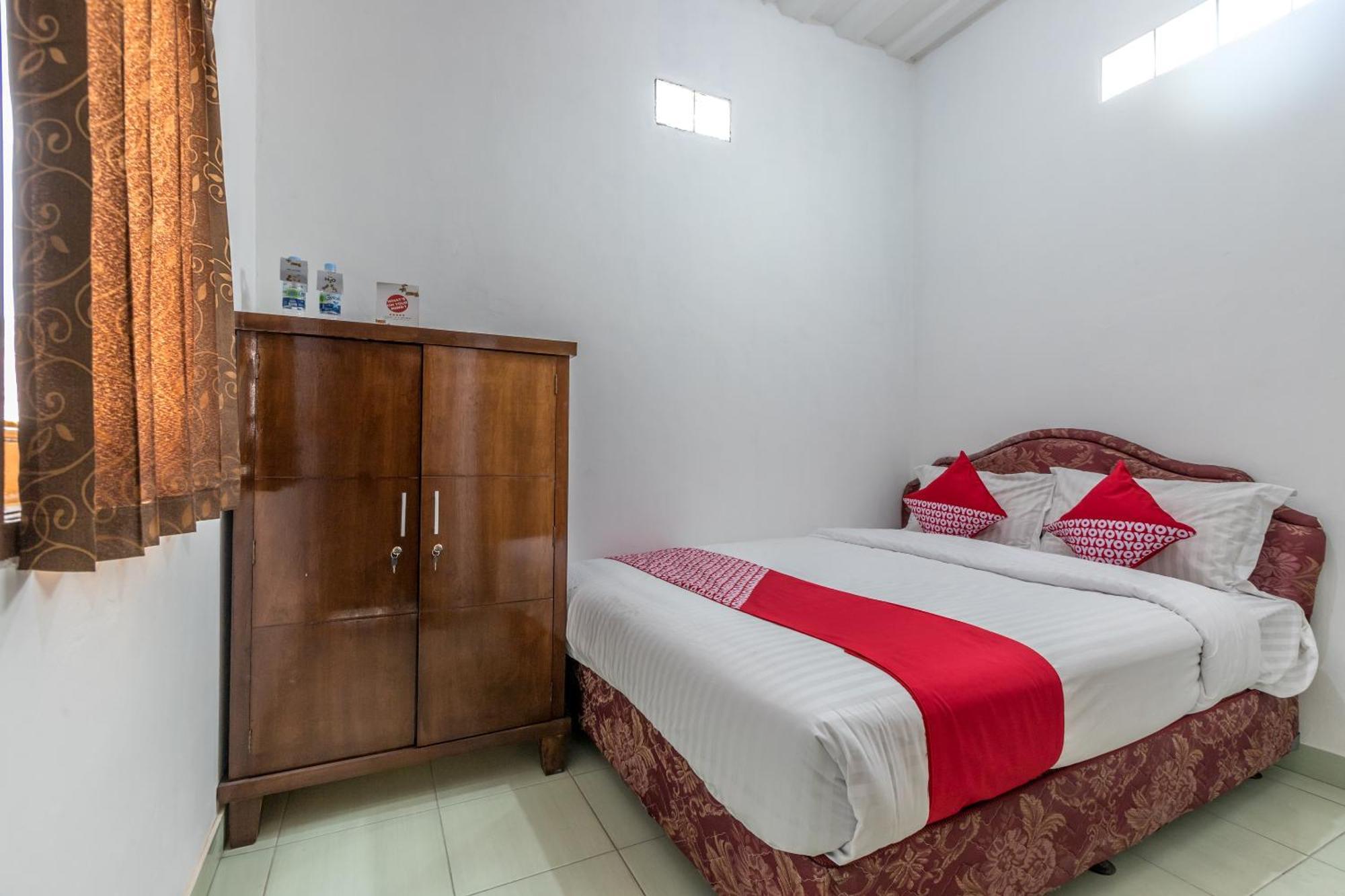 Oyo 1082 Kost Arie 1 Hotel Джакарта Екстериор снимка