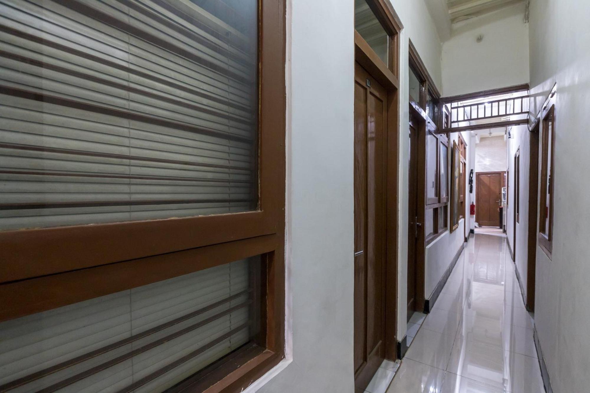 Oyo 1082 Kost Arie 1 Hotel Джакарта Екстериор снимка