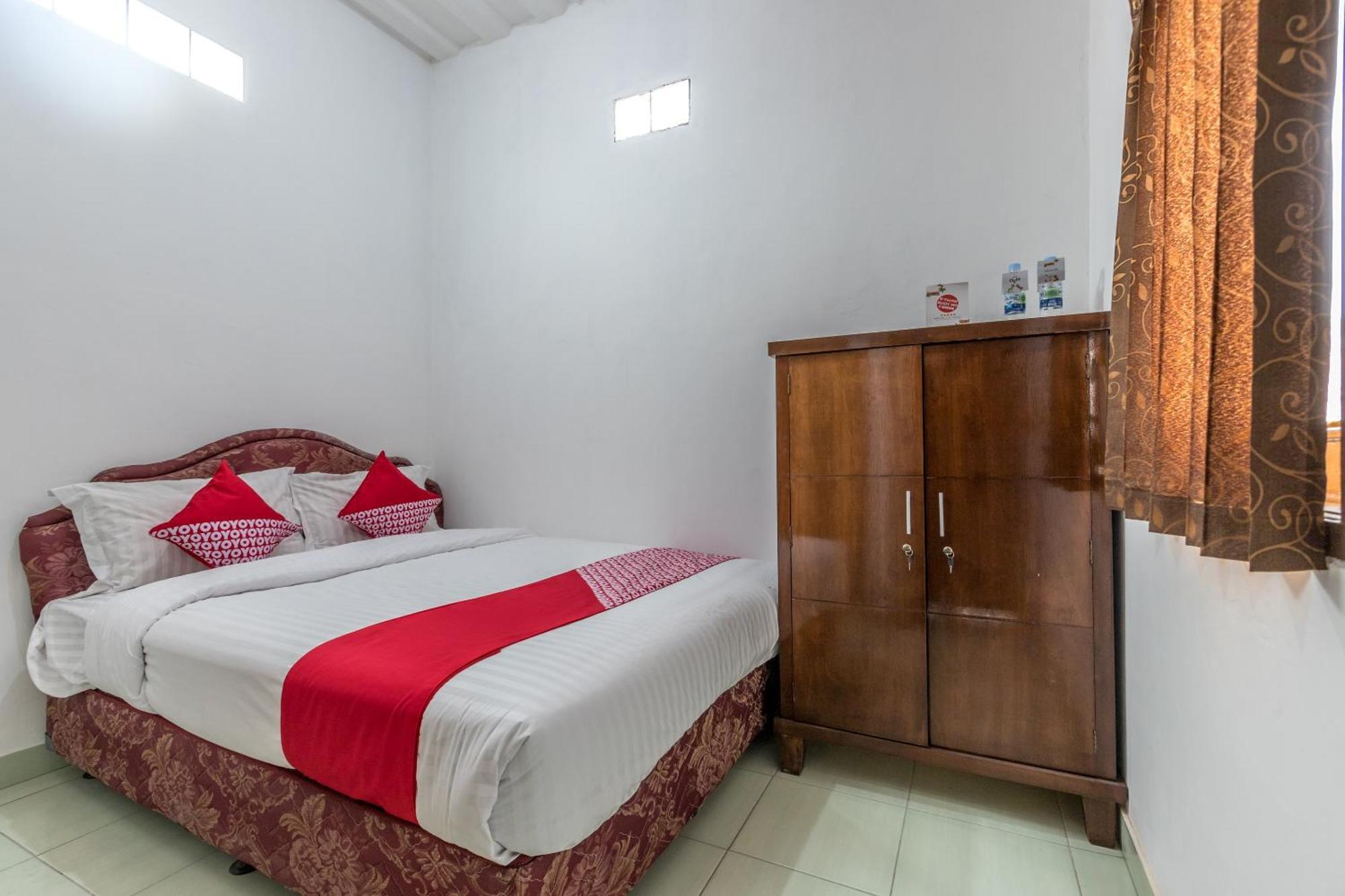 Oyo 1082 Kost Arie 1 Hotel Джакарта Екстериор снимка