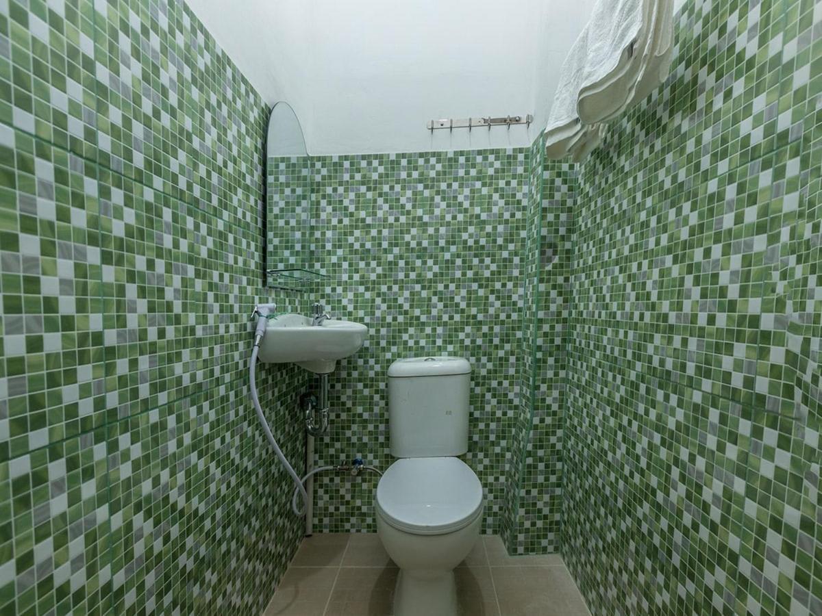 Oyo 1082 Kost Arie 1 Hotel Джакарта Екстериор снимка