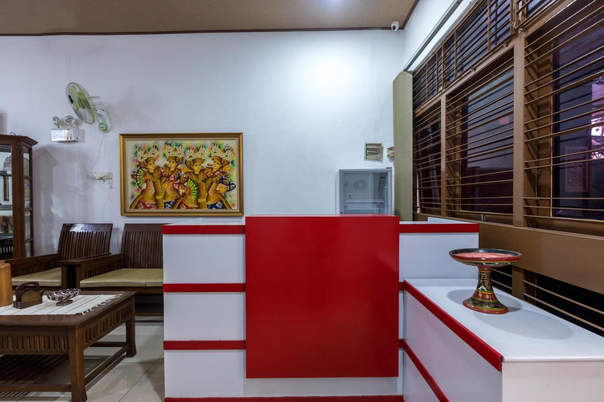 Oyo 1082 Kost Arie 1 Hotel Джакарта Екстериор снимка