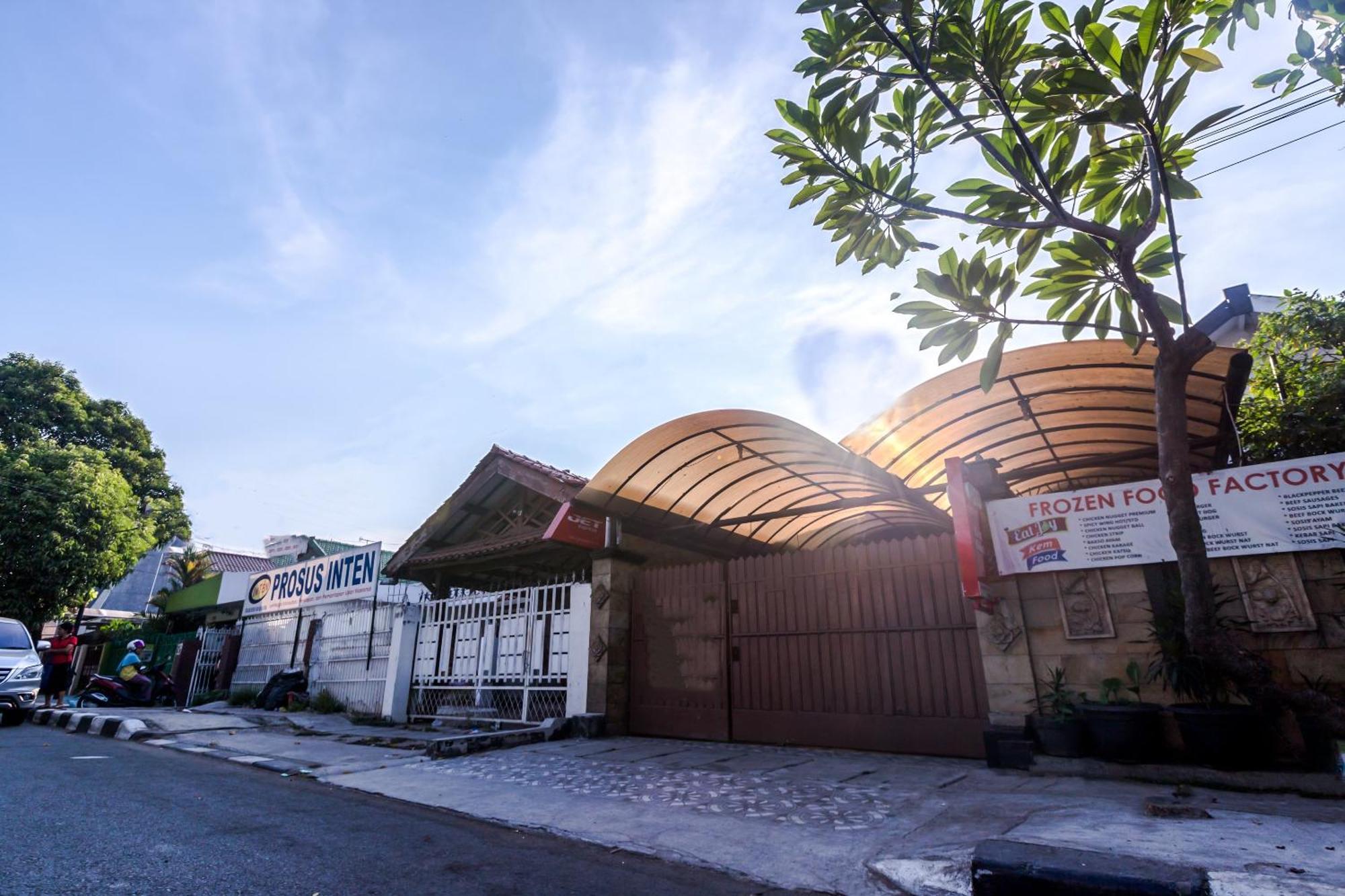 Oyo 1082 Kost Arie 1 Hotel Джакарта Екстериор снимка